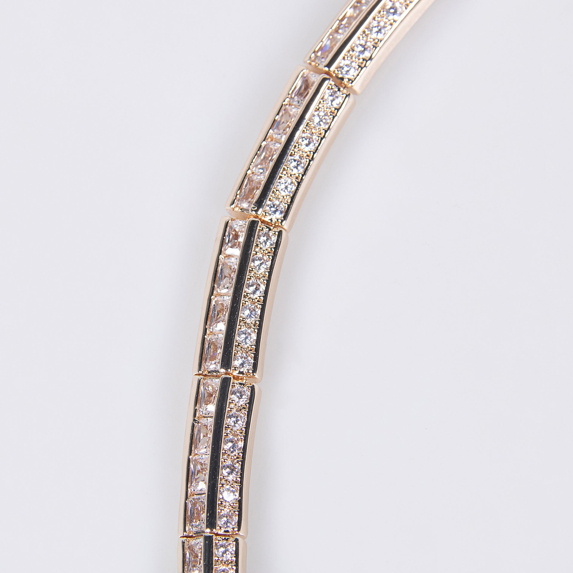 Parure de collier plastron élégante avec cristaux d'émeraude et vagues