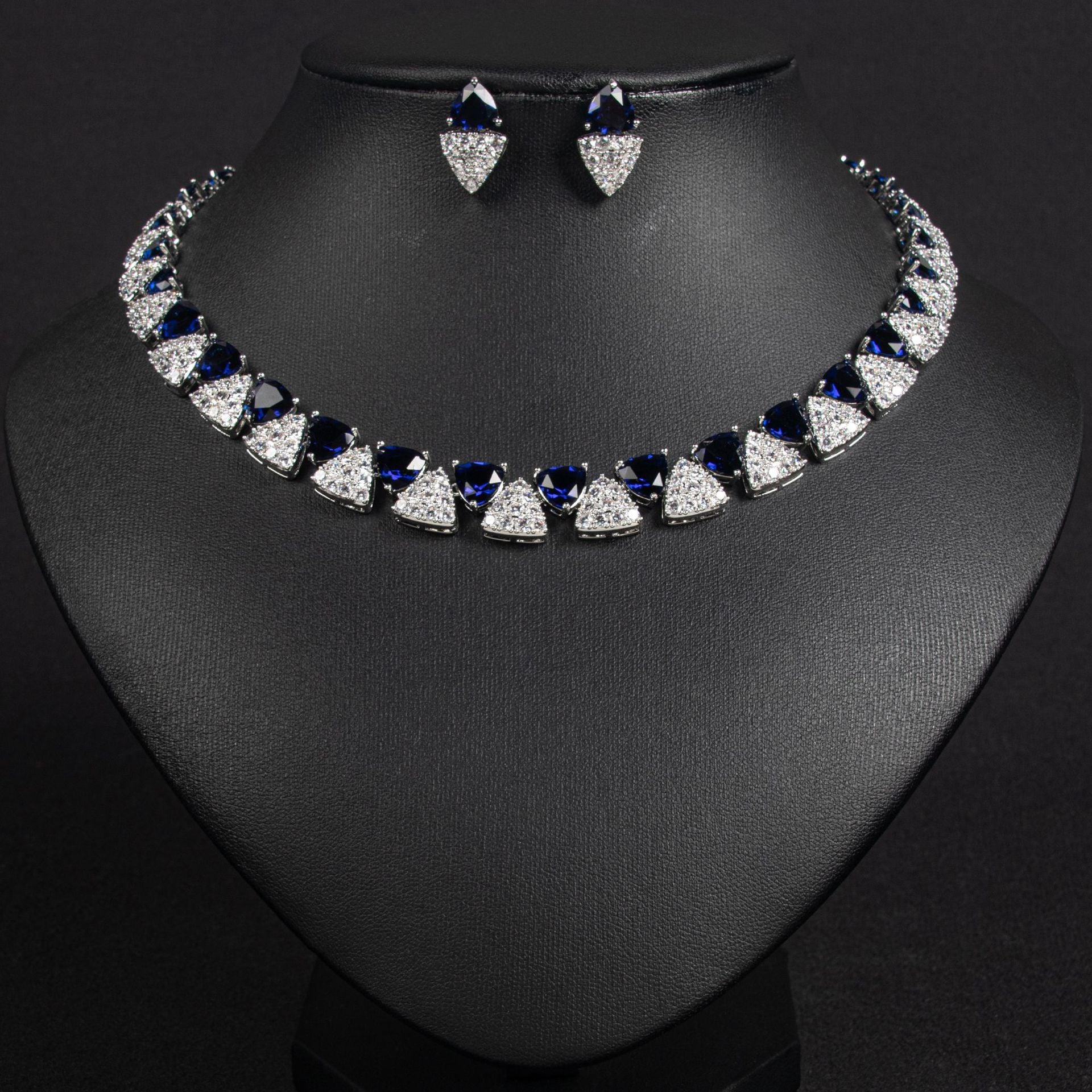 Parure collier et boucles d'oreilles élégante avec gemmes triangulaires géométriques
