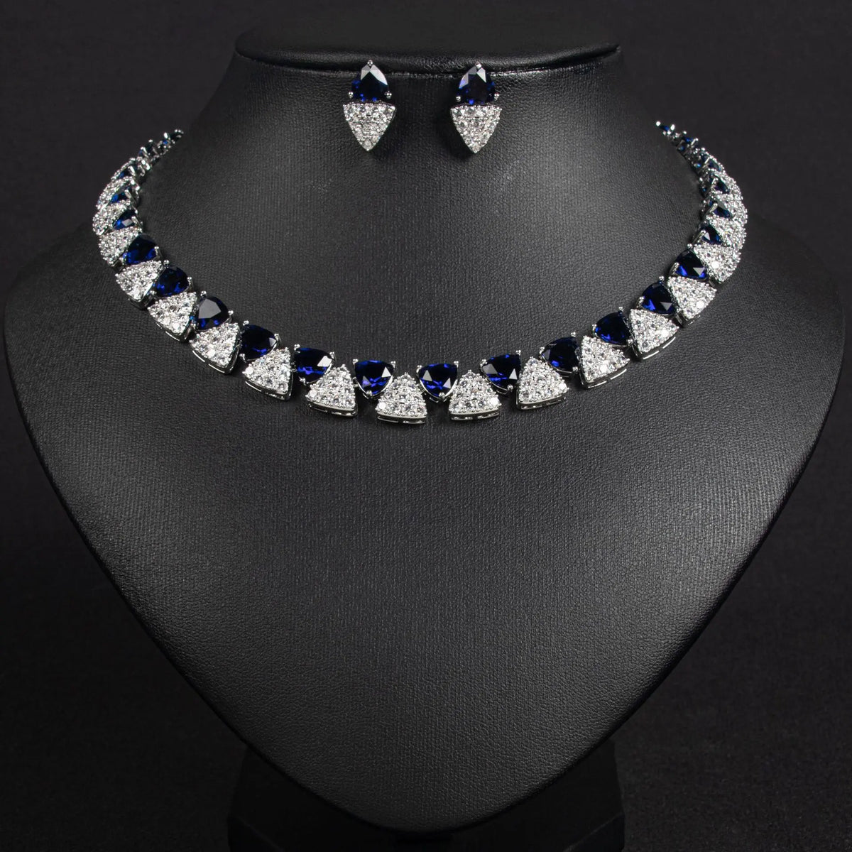 Parure collier et boucles d'oreilles élégante avec gemmes triangulaires géométriques