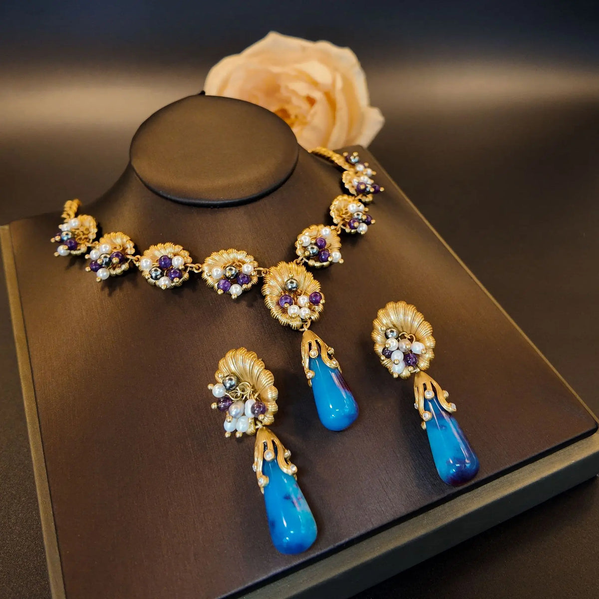 Ensemble collier et boucles d'oreilles clous pendentifs fleur étamine perle d'eau douce