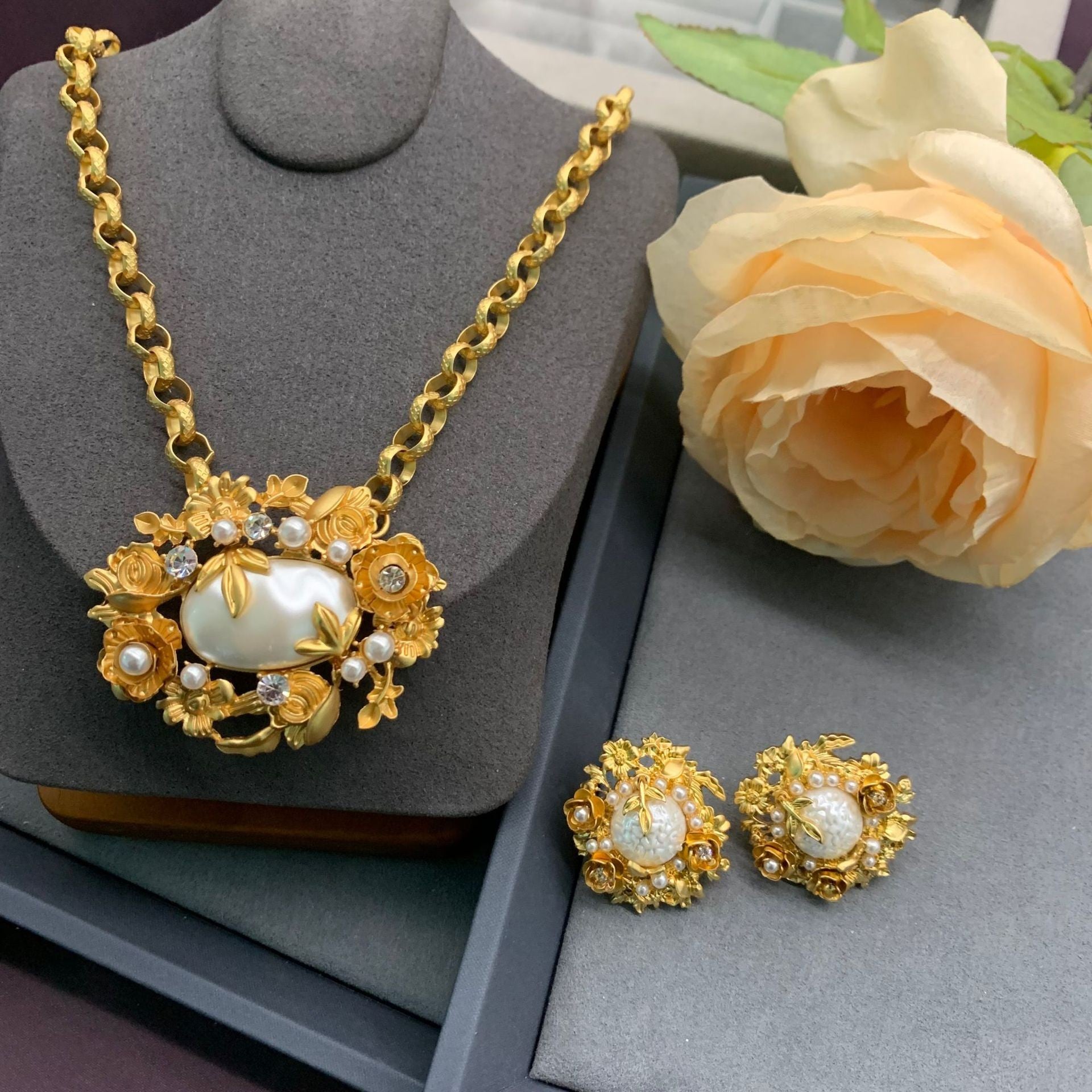 Vintage three-dimensional relief pearl flower necklace set