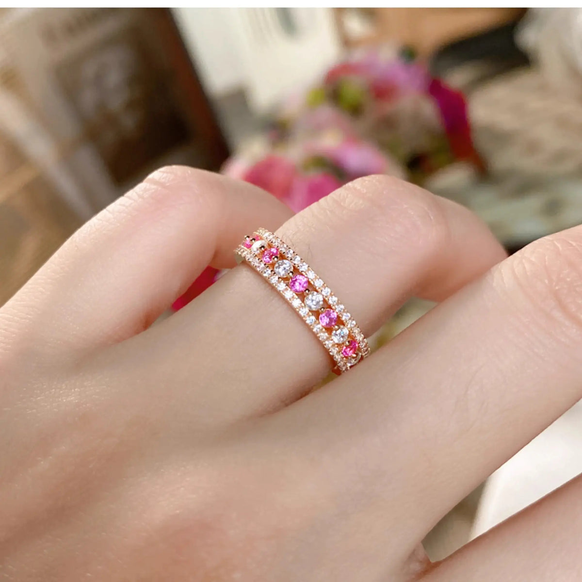 Bague creuse en or incrustée de diamants