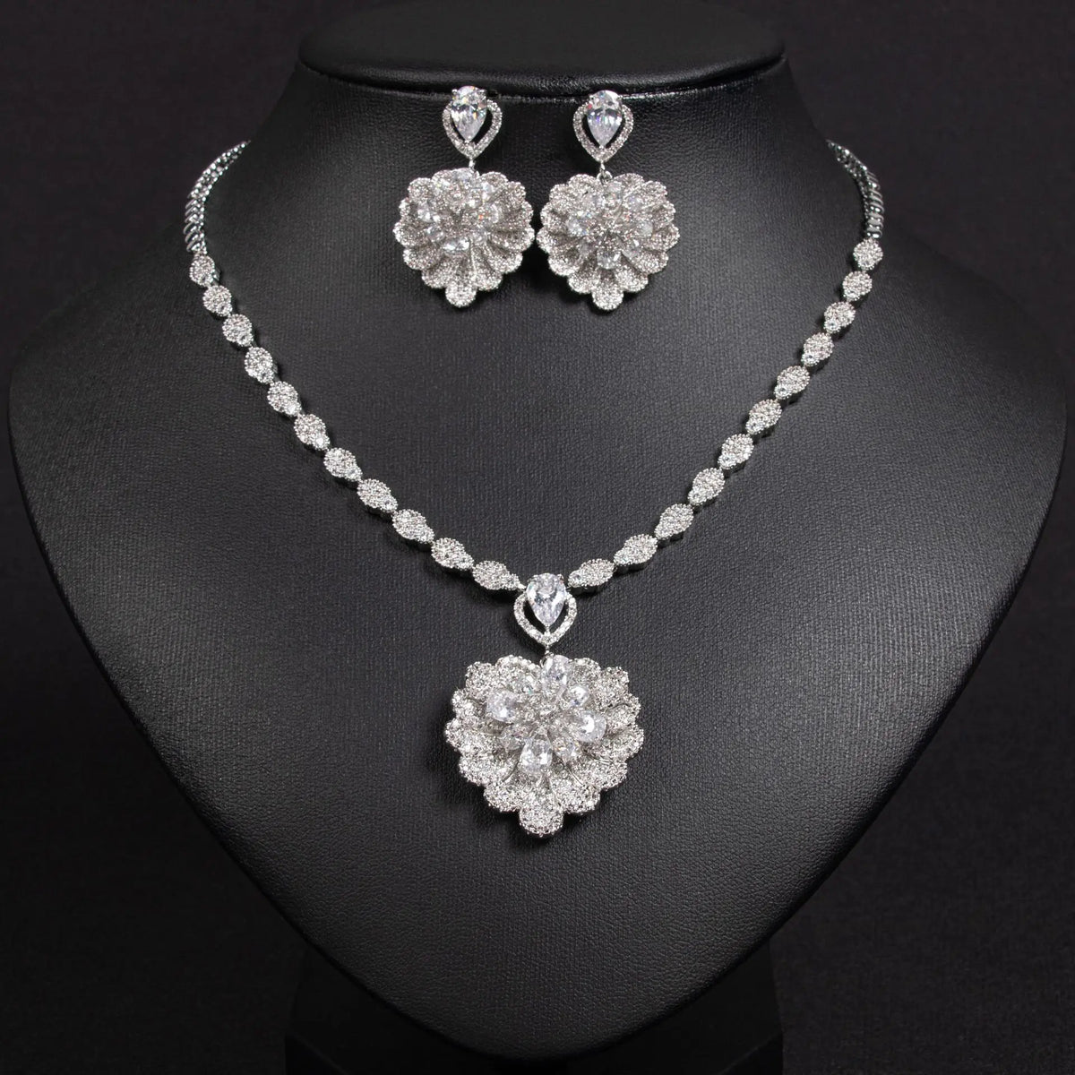 Parure collier et boucles d'oreilles de luxe femme, rose, floral, cristal