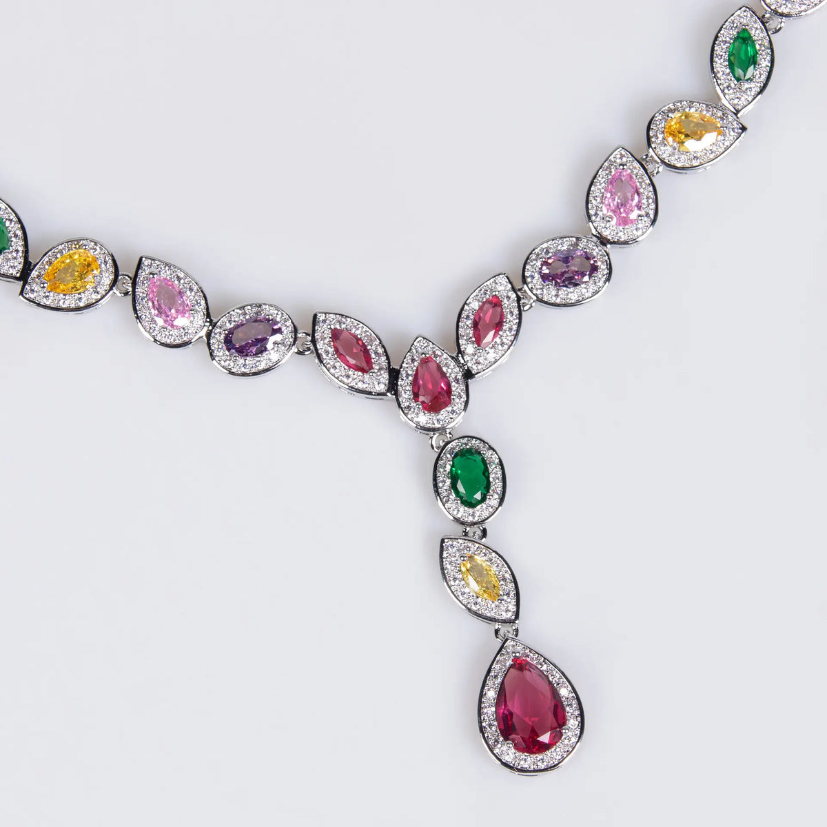 Parure collier et boucles d'oreilles élégante en forme de goutte d'eau avec zircons brillants