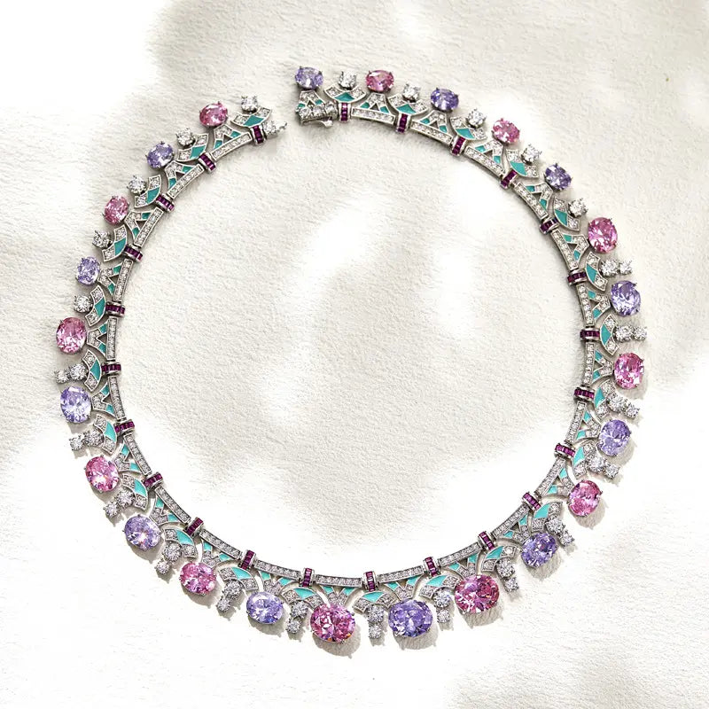 Collier en émail et pierres précieuses plaqué or