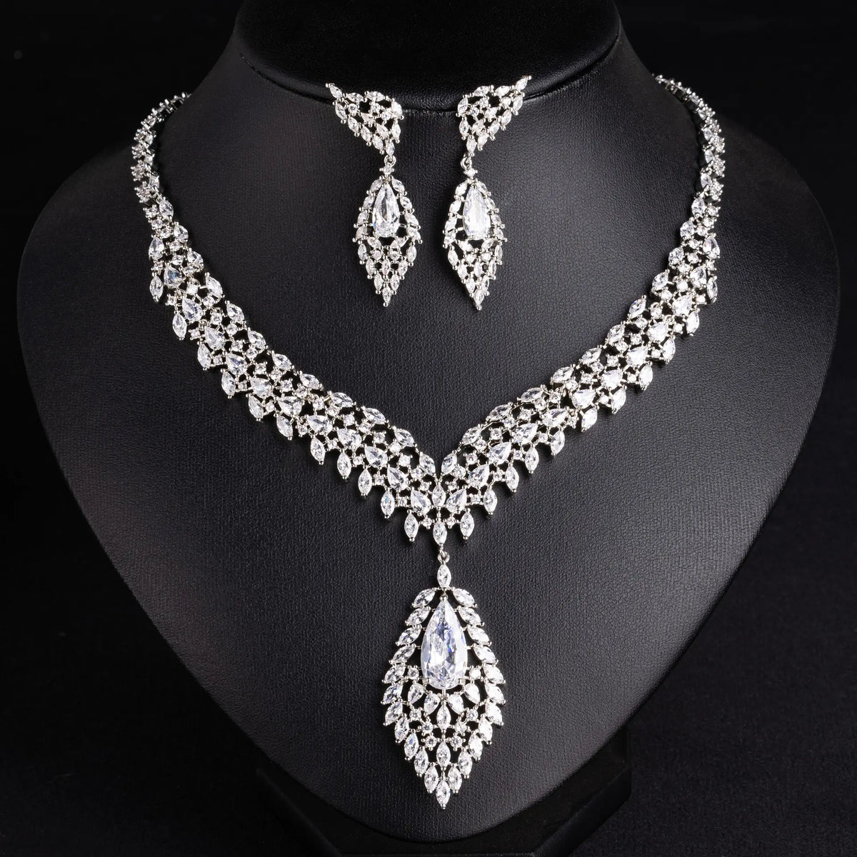 Parure boucles d'oreilles et collier ailes en zircon de luxe