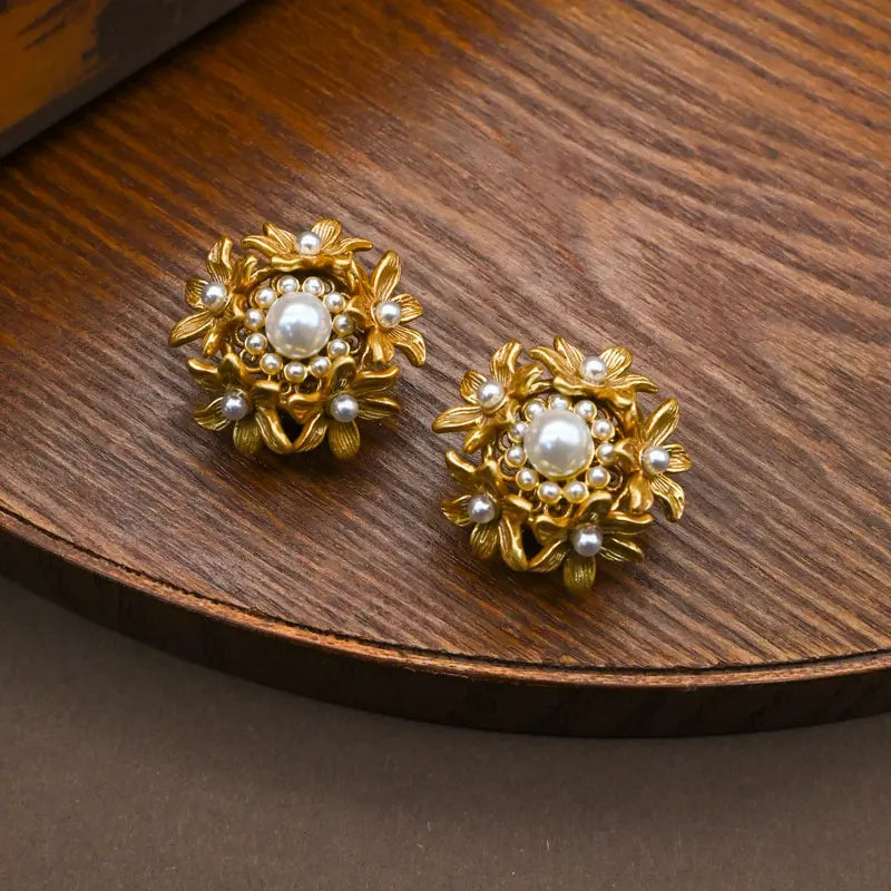 Boucles d'oreilles clous perlées, creuses et tridimensionnelles, avec fleurs rétro et finition premium