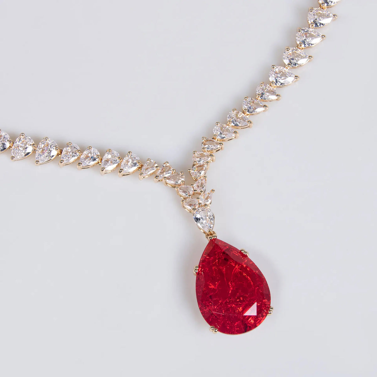 Parure collier et boucles d'oreilles goutte rubis luxe pour tenue de soirée