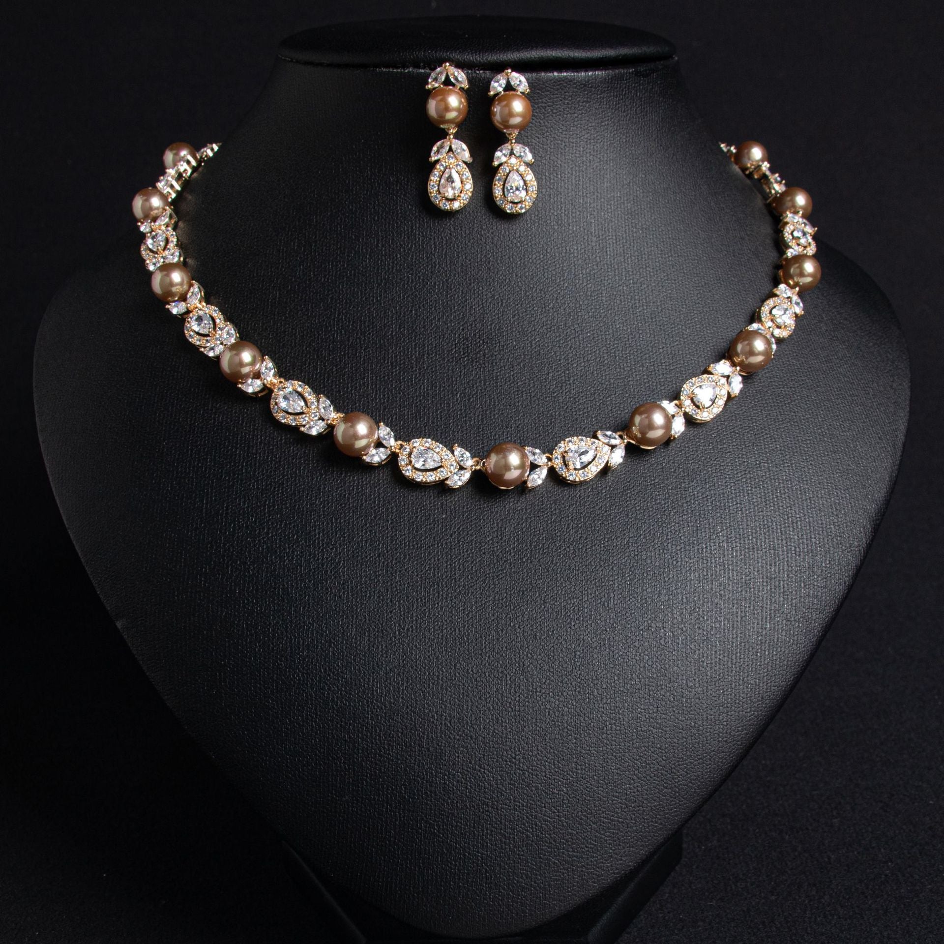 Parure de bijoux de mariée élégante collier et boucles d'oreilles perles et cristaux – Perles de couleur champagne