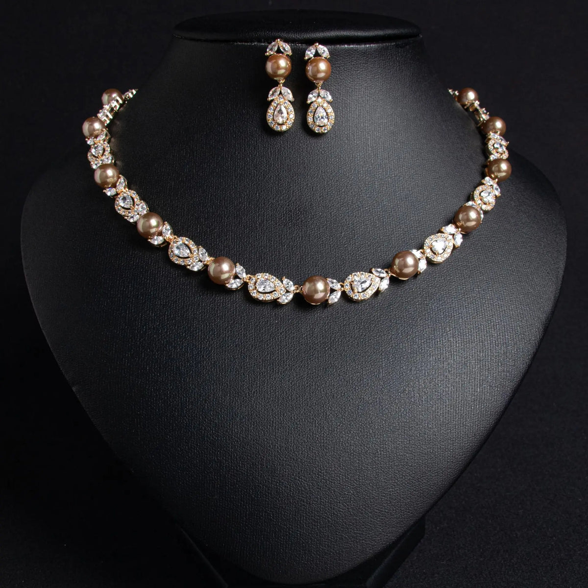 Parure de bijoux de mariée élégante collier et boucles d'oreilles perles et cristaux – Perles de couleur champagne