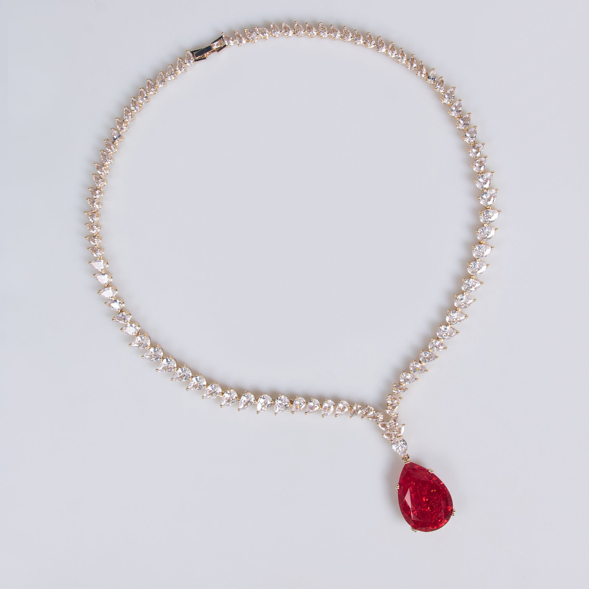 Parure collier et boucles d'oreilles goutte rubis luxe pour tenue de soirée