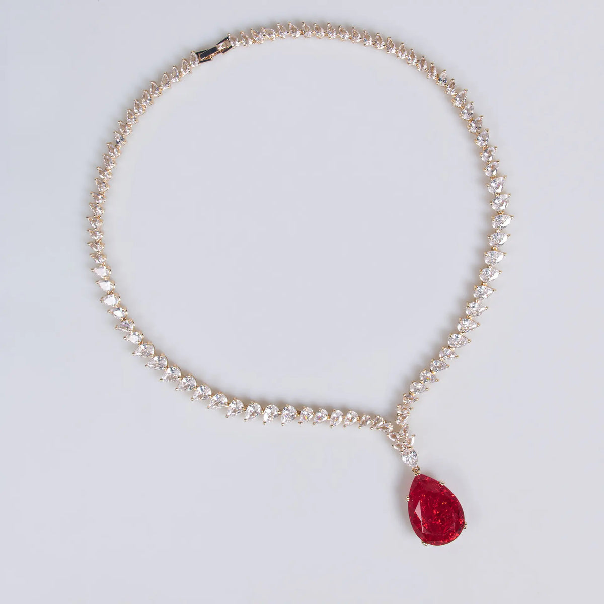 Parure collier et boucles d'oreilles goutte rubis luxe pour tenue de soirée