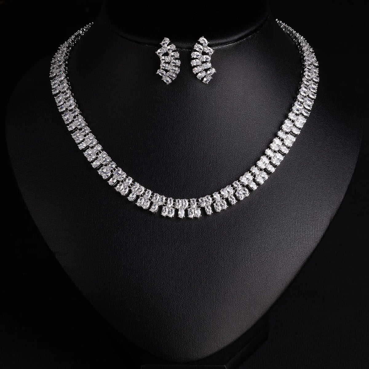 Parure élégante collier et boucles d'oreilles en cristal rouge rubis pour tenue de soirée