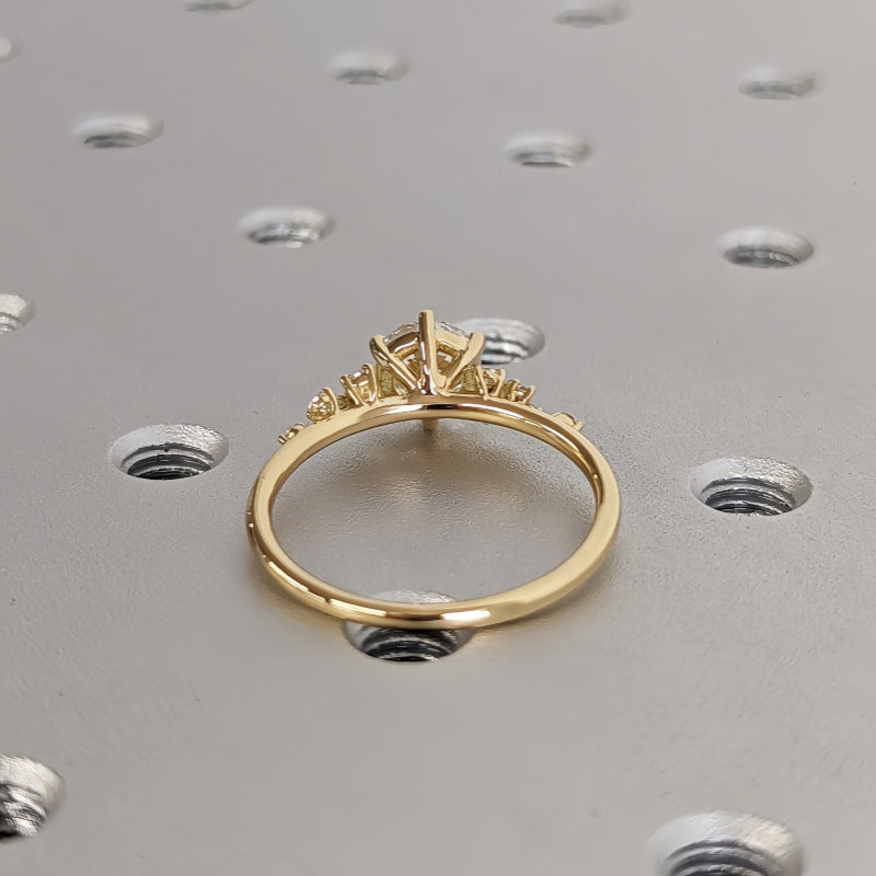 Light luxury gold-plated snowbank six-clawed zircon ring