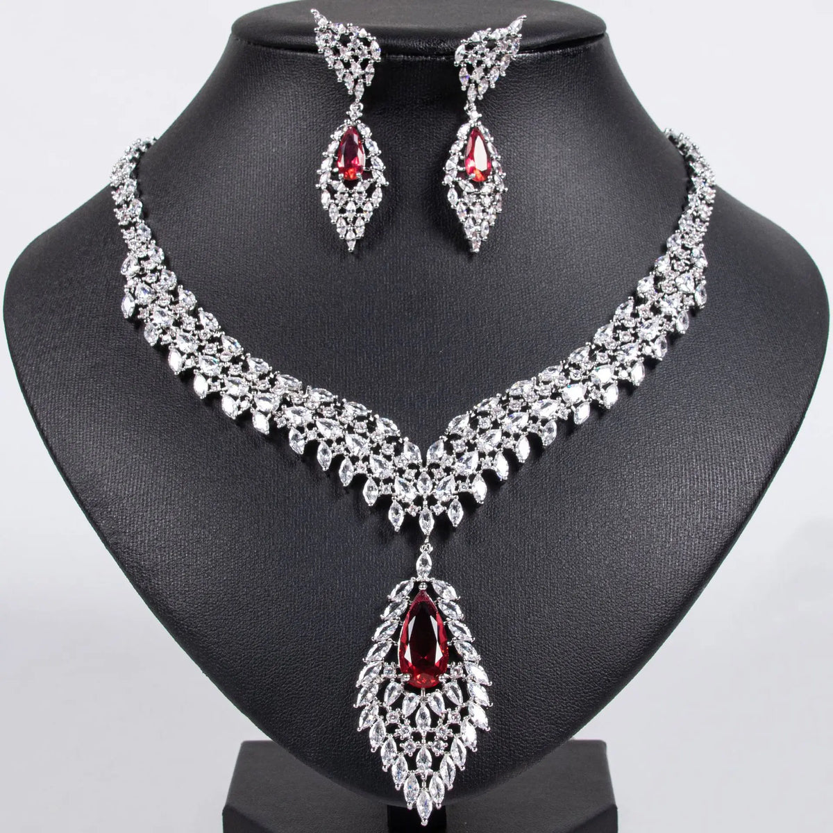 Parure boucles d'oreilles et collier ailes en zircon de luxe