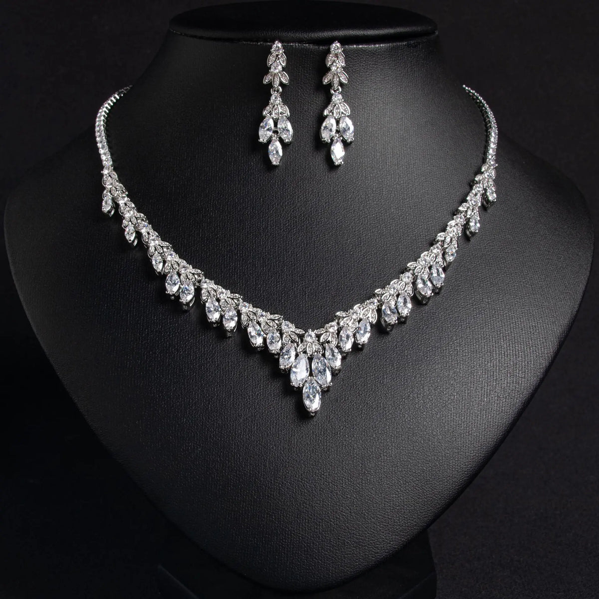 Parure Collier en V et Boucles d'Oreilles Cristal Rubis de Luxe