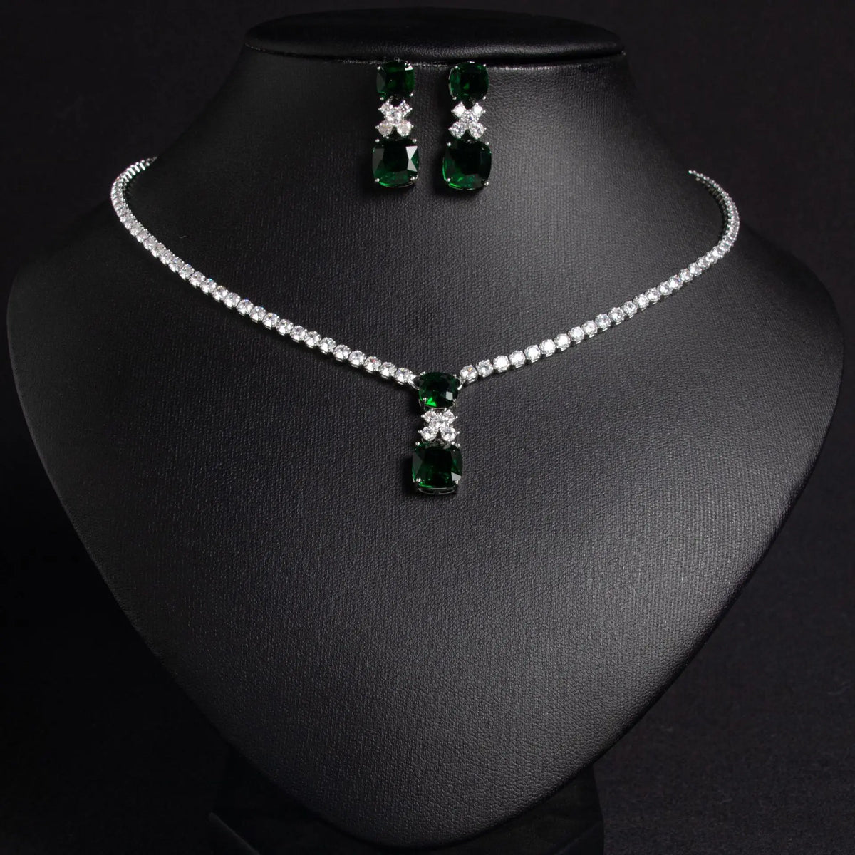 Parure moderne pendentif émeraude et boucles d'oreilles assorties