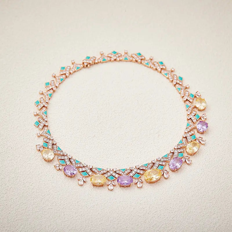 Collier en émail et pierres précieuses plaqué or