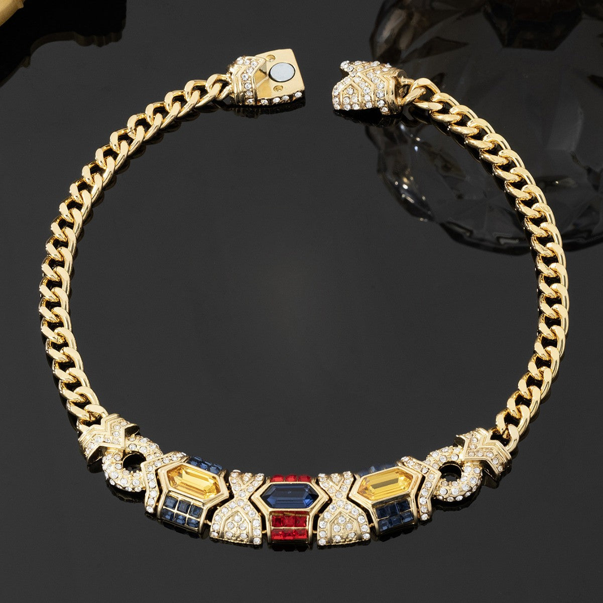 Ensemble collier et boucles d'oreilles de luxe léger rétro médiéval exagéré et magnifique, de style classique