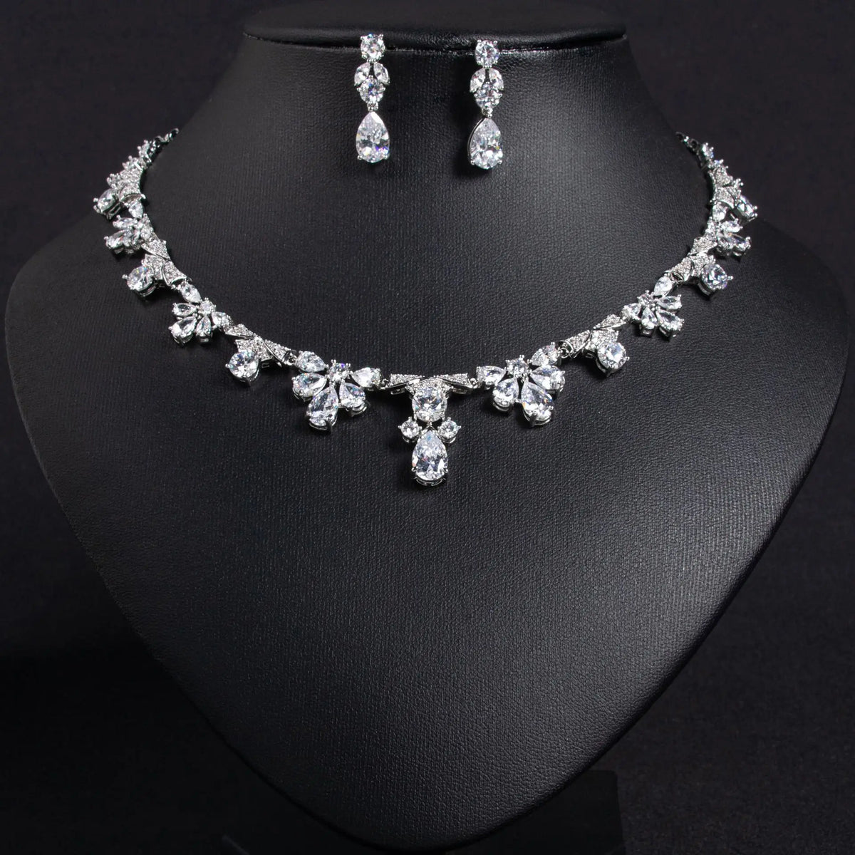 Luxuriöses Schmuckset für Damen mit smaragdgrüner Blumen-Kristallkette und Ohrringen