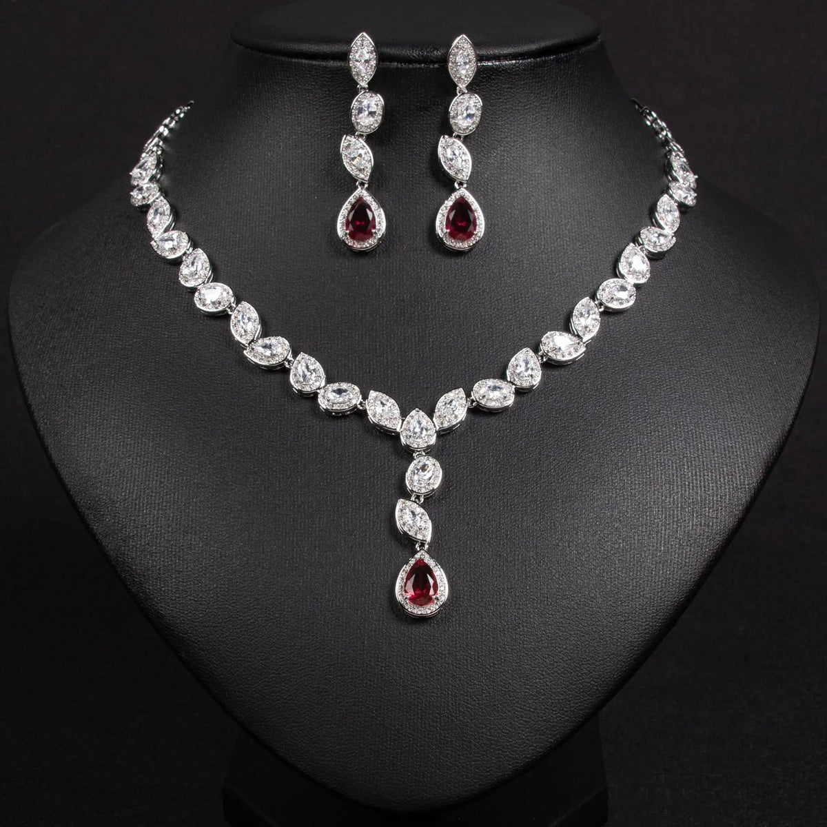 Parure collier et boucles d'oreilles élégante en forme de goutte d'eau avec zircons brillants