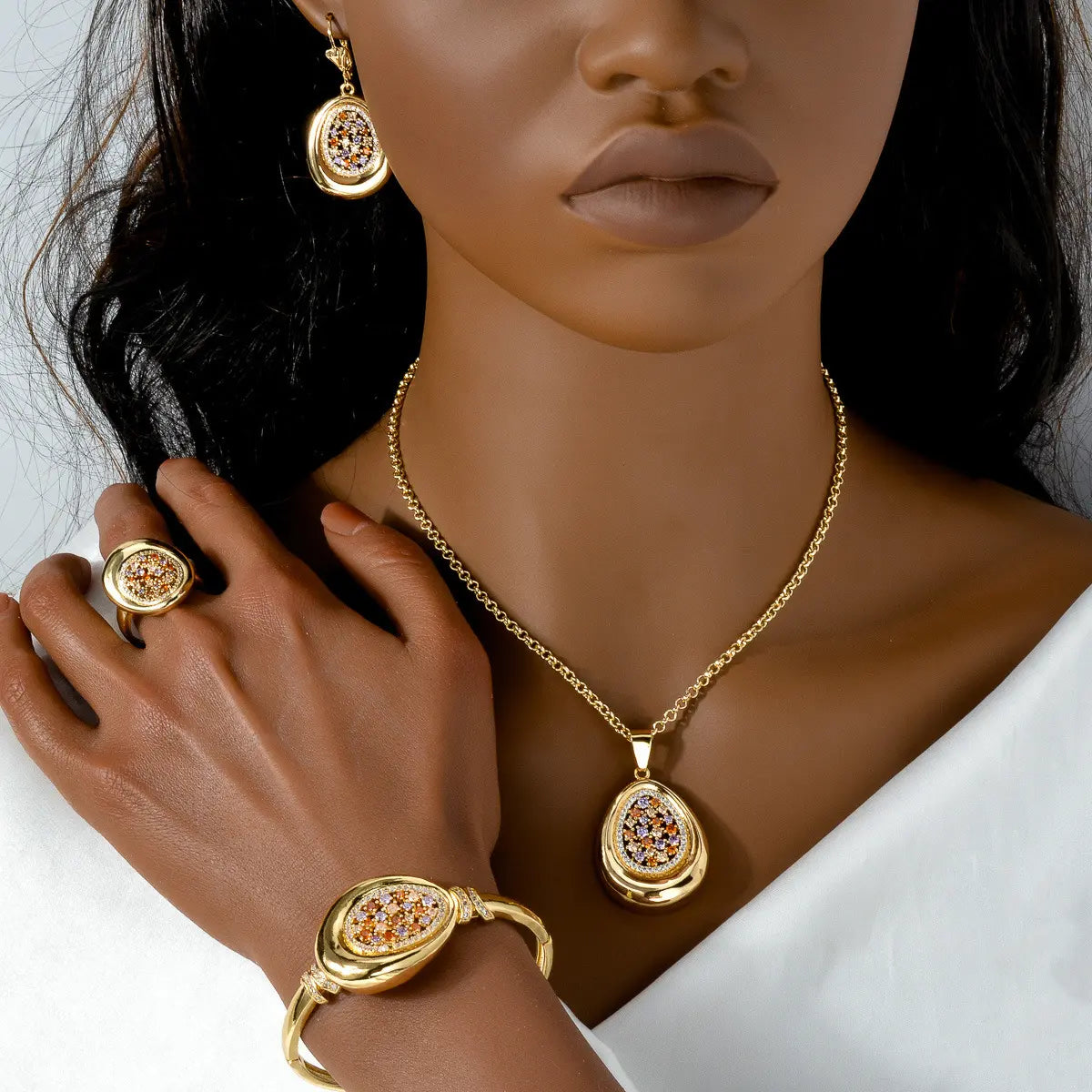 Pendentif goutte creux en diamant collier bracelet boucles d'oreilles bague ensemble de quatre pièces au design unique