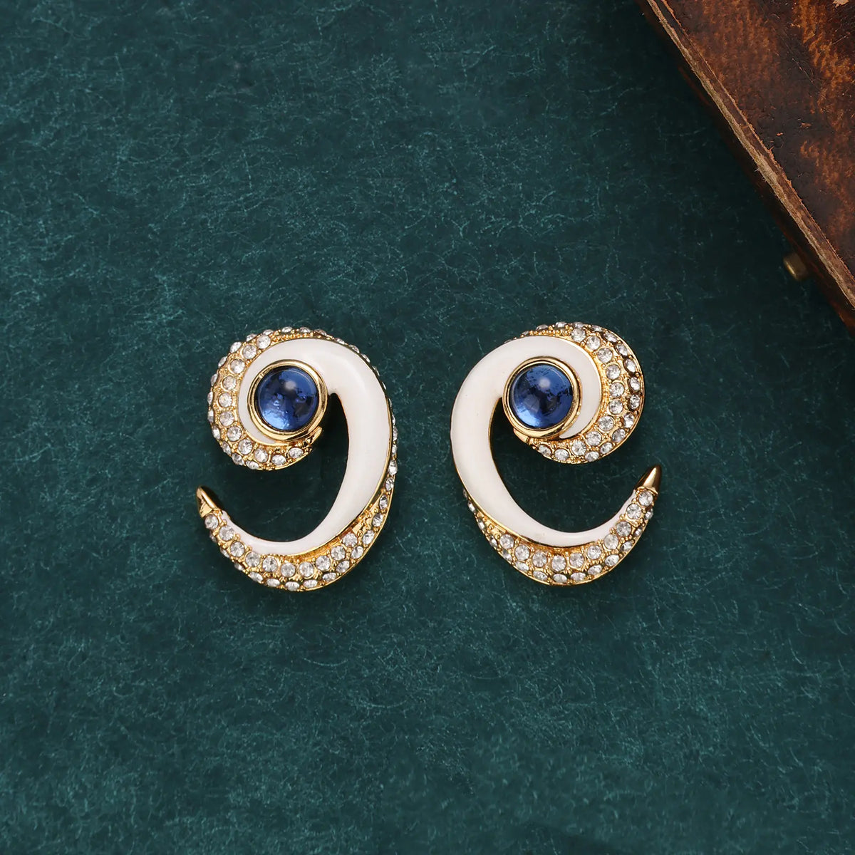 Ensemble collier et boucles d'oreilles clous en pierres précieuses de luxe léger de niche