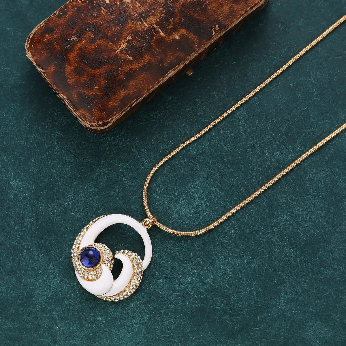 Ensemble collier et boucles d'oreilles clous en pierres précieuses de luxe léger de niche