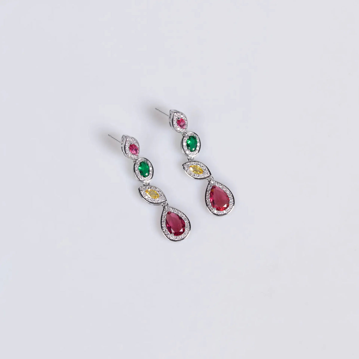 Parure collier et boucles d'oreilles élégante en forme de goutte d'eau avec zircons brillants