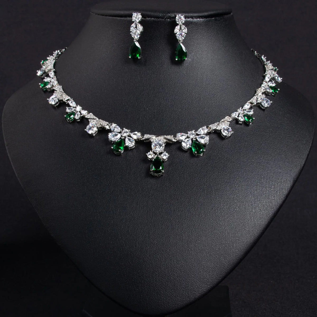 Luxuriöses Schmuckset für Damen mit smaragdgrüner Blumen-Kristallkette und Ohrringen