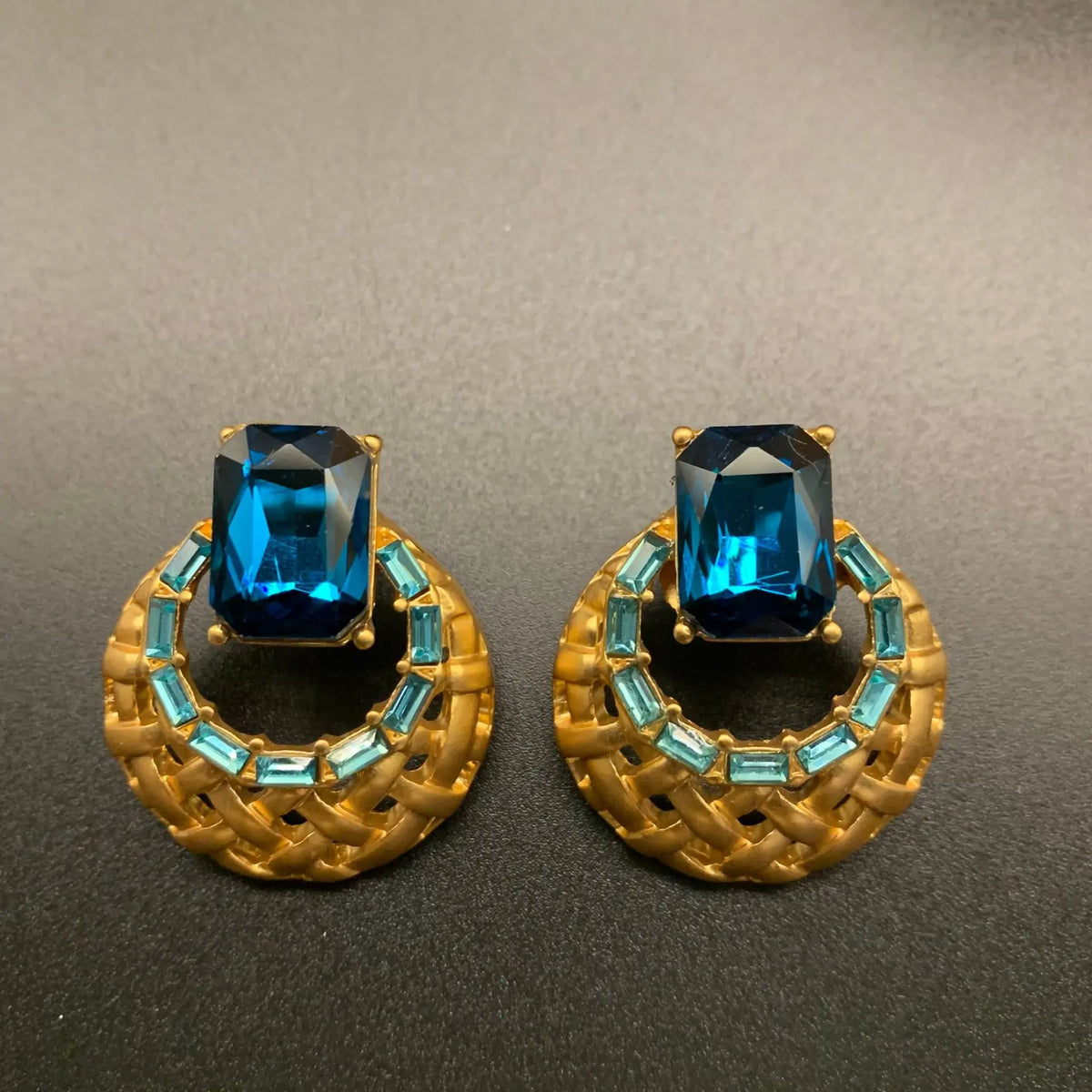 Boucles d'oreilles de luxe légères en maille bleue rétro