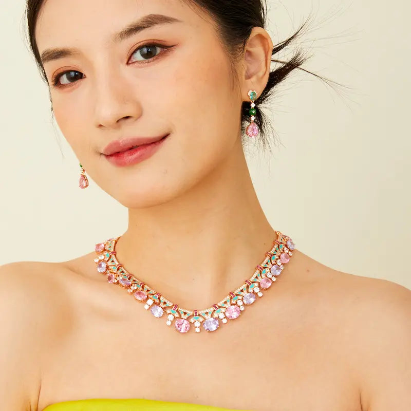 Collier en émail et pierres précieuses plaqué or