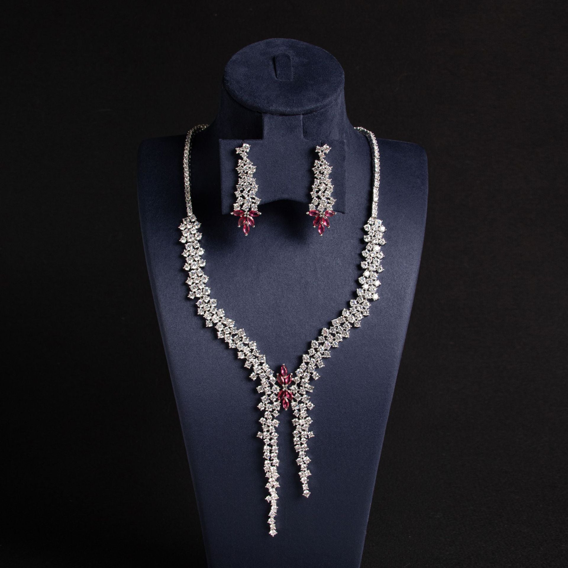 Parure collier et boucles d'oreilles style diamant de luxe avec pompon émeraude
