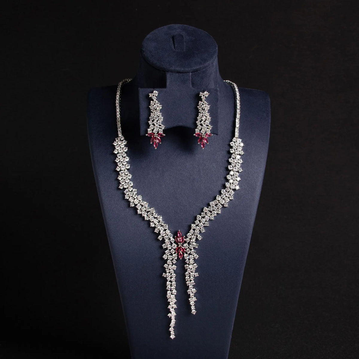 Parure collier et boucles d'oreilles style diamant de luxe avec pompon émeraude