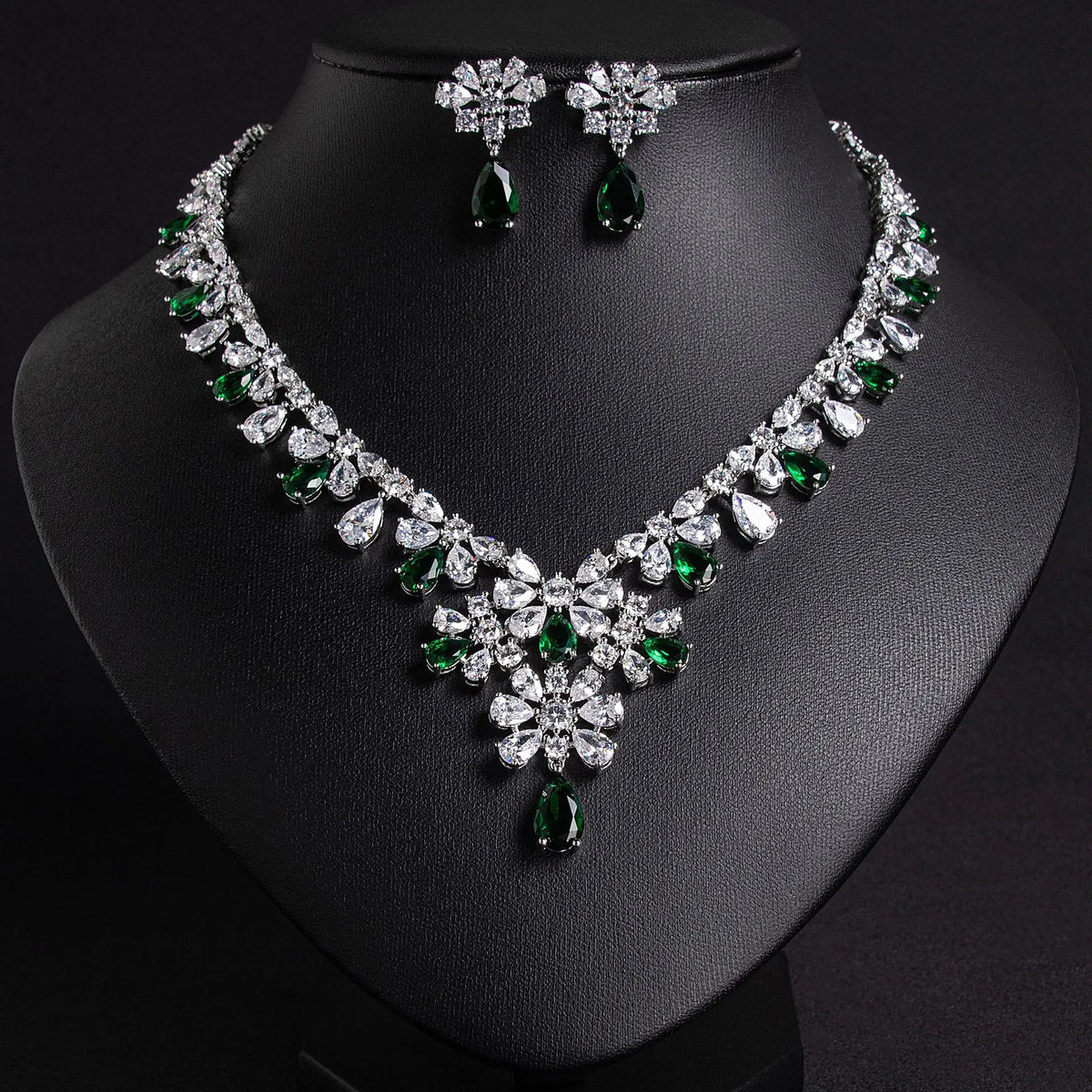 Parure collier et boucles d'oreilles de luxe avec cristaux multicolores pour les fêtes et les occasions spéciales