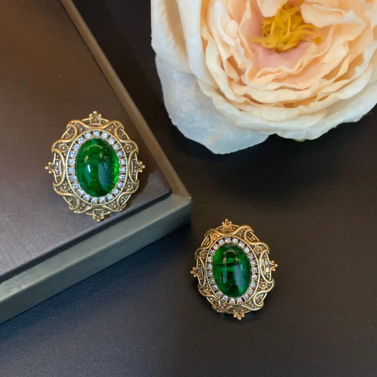 Vieilles boucles d'oreilles vintage en résine verte