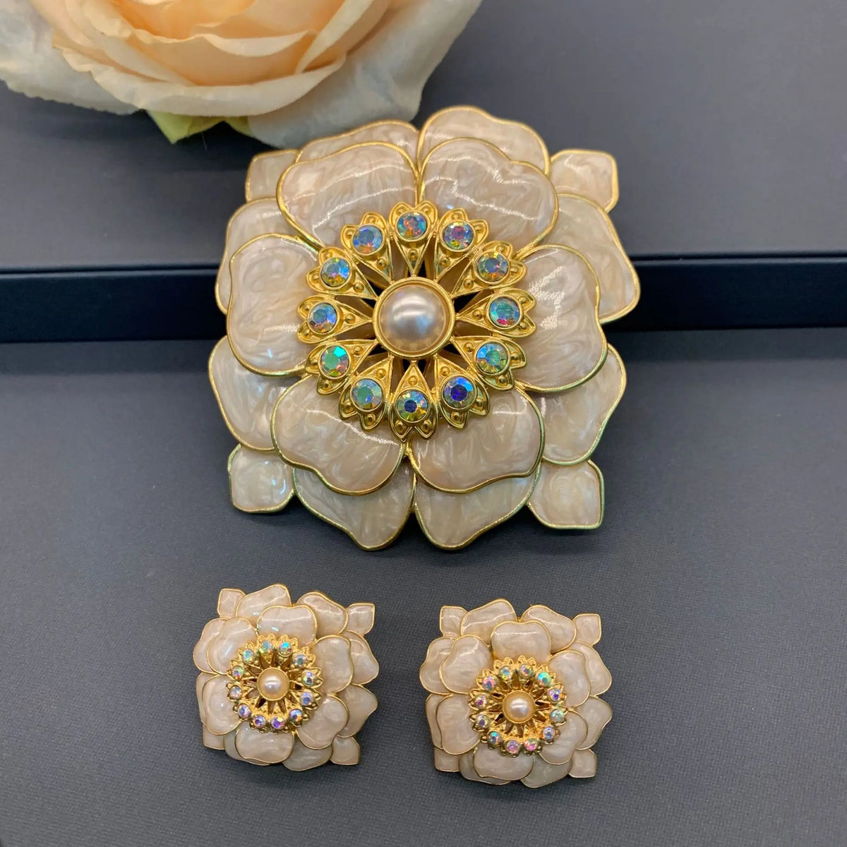 Boucles d'oreilles broche en forme de pétale tridimensionnel à trois couches en émail rétro de cour française
