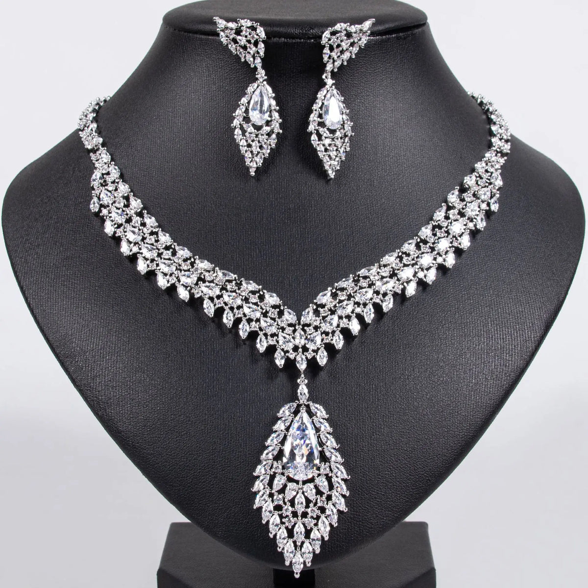 Parure boucles d'oreilles et collier ailes en zircon de luxe