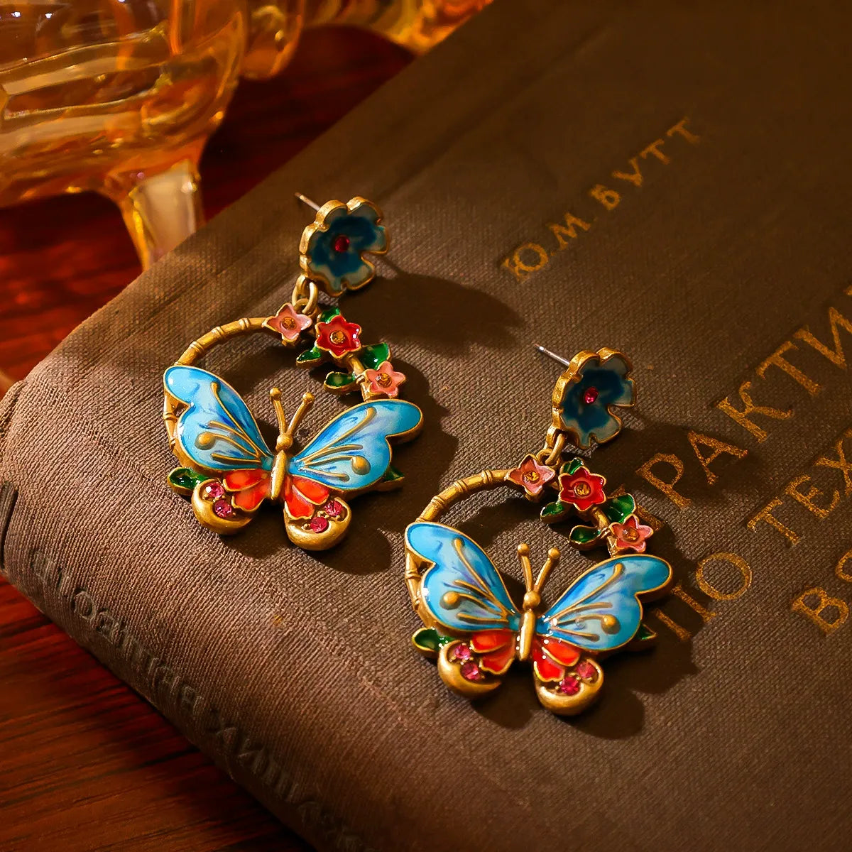 Boucles d'oreilles créoles papillon en émail de luxe léger