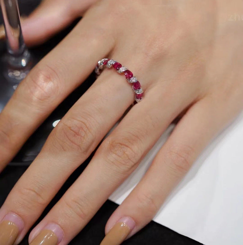 Bague empilable minimaliste en cristal rubis
