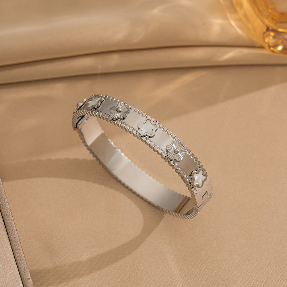 Fashion five-leaf flower bracelet