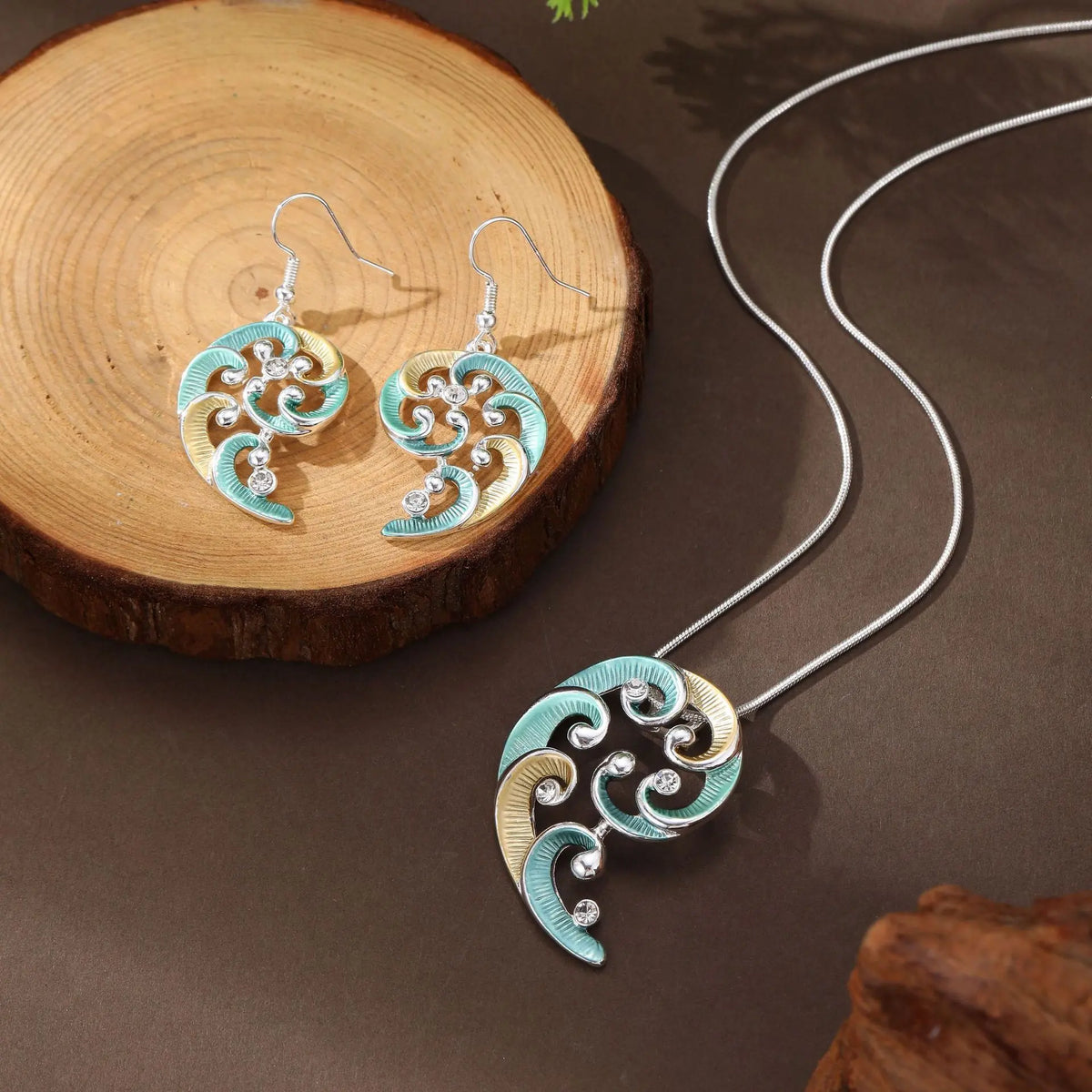 Série de boucles d'oreilles et colliers en pétales géométriques creux