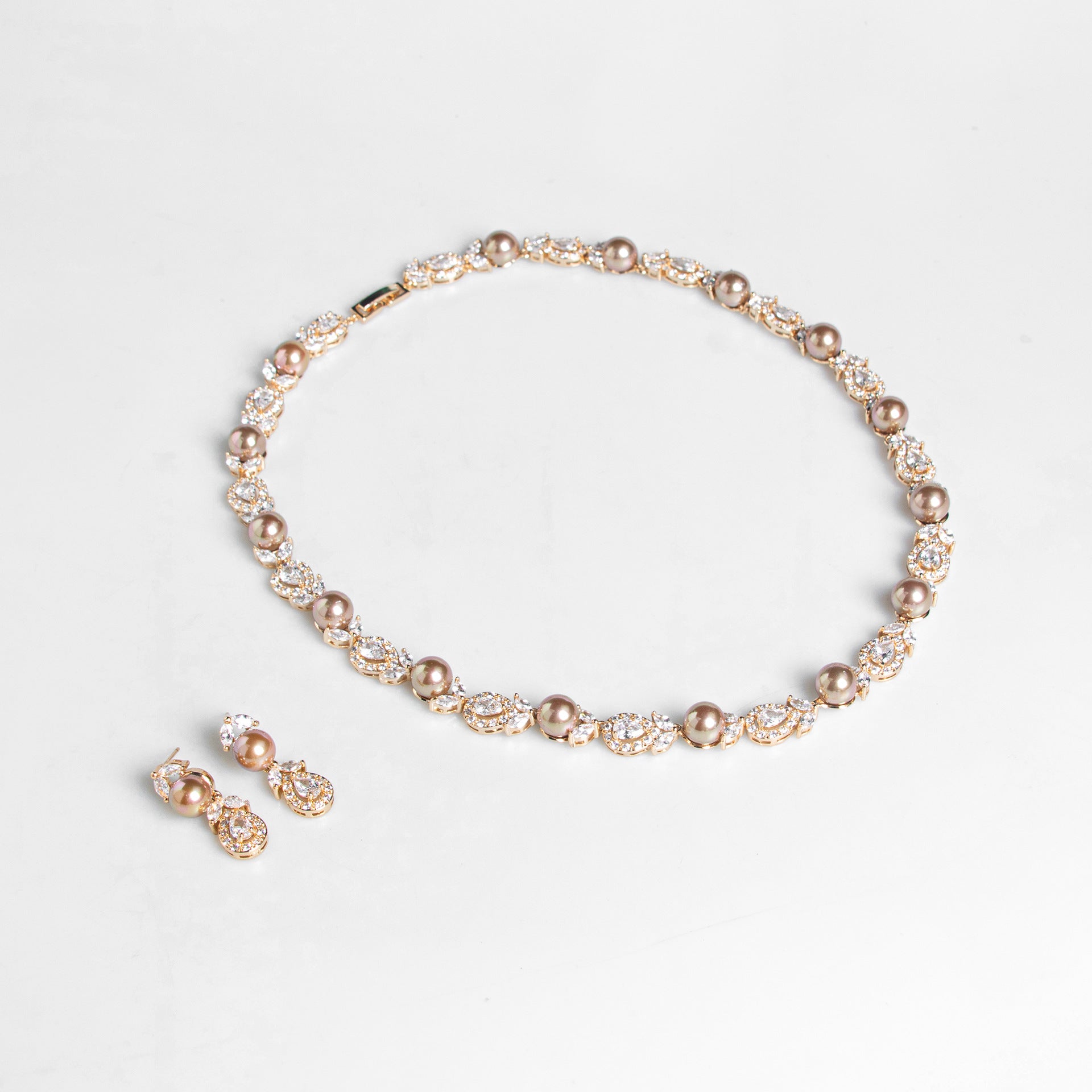 Parure de bijoux de mariée élégante collier et boucles d'oreilles perles et cristaux – Perles de couleur champagne