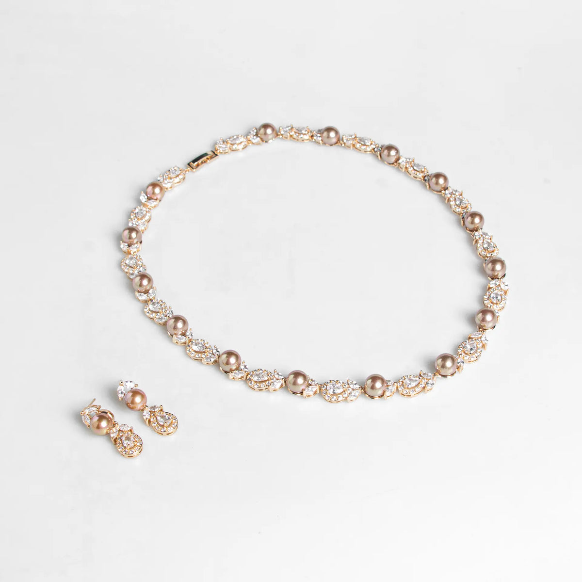 Parure de bijoux de mariée élégante collier et boucles d'oreilles perles et cristaux – Perles de couleur champagne