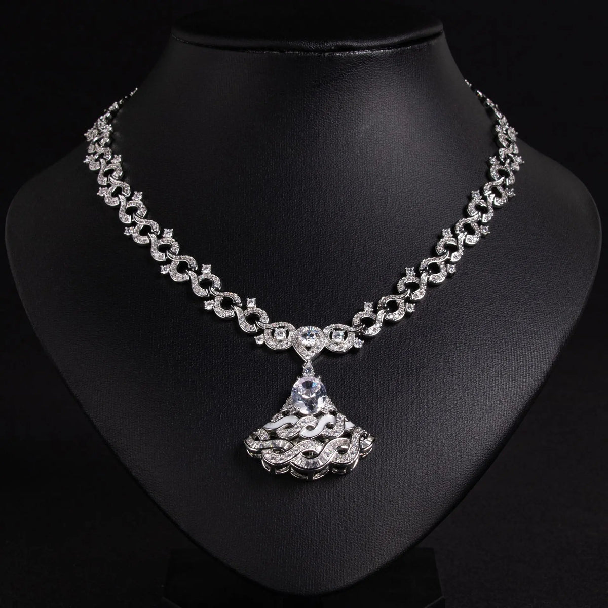 Collier pendentif de luxe en cristal émeraude pour femme