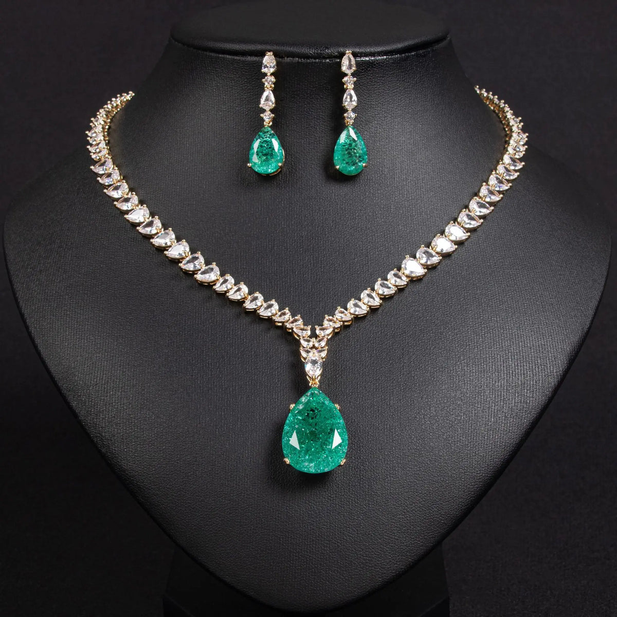 Parure collier et boucles d'oreilles goutte rubis luxe pour tenue de soirée