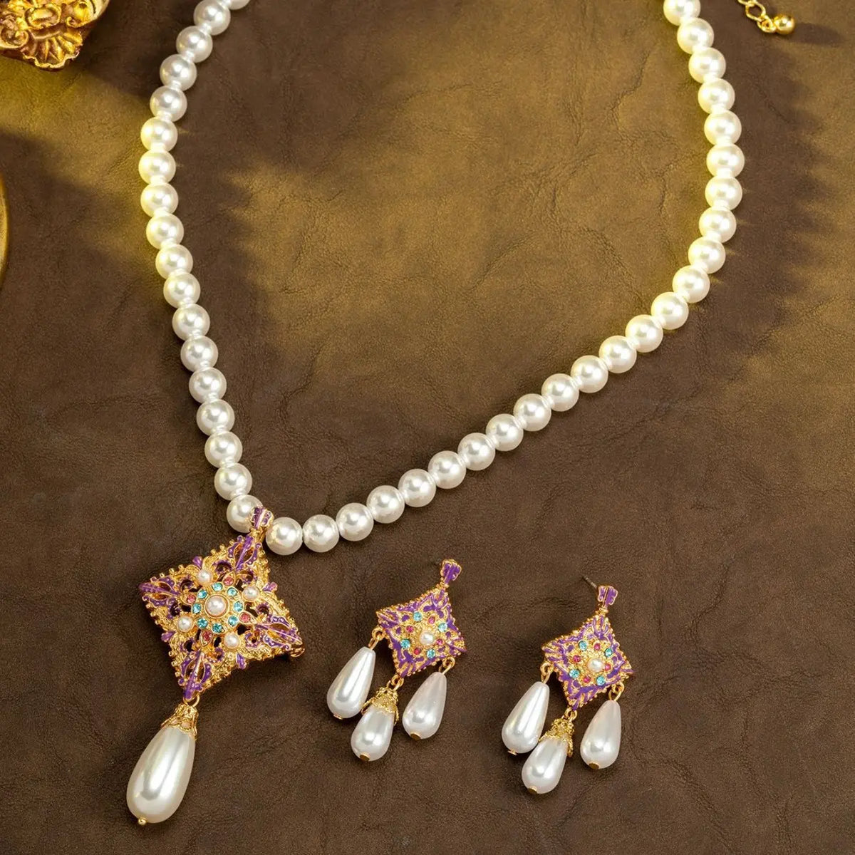 Parure collier et boucles d'oreilles nœud papillon, perles et pierres violettes de luxe