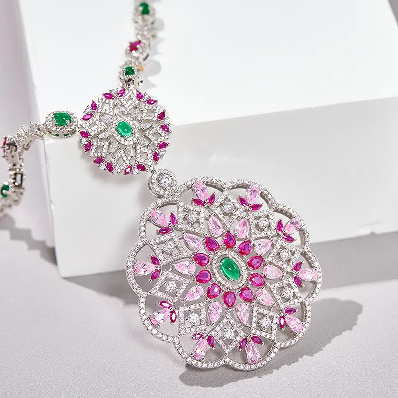 Collier diamant ajouré motif couronne de fleurs tendance