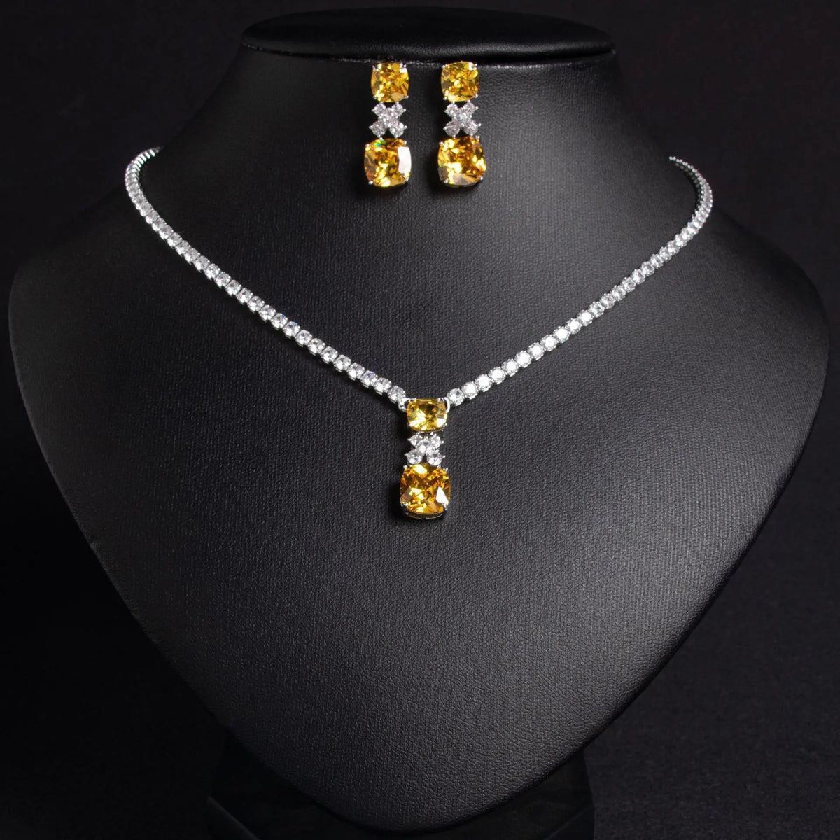 Parure moderne pendentif émeraude et boucles d'oreilles assorties