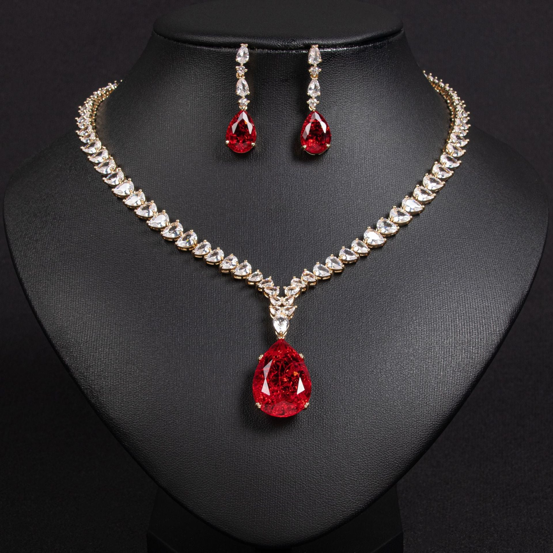 Parure collier et boucles d'oreilles goutte rubis luxe pour tenue de soirée